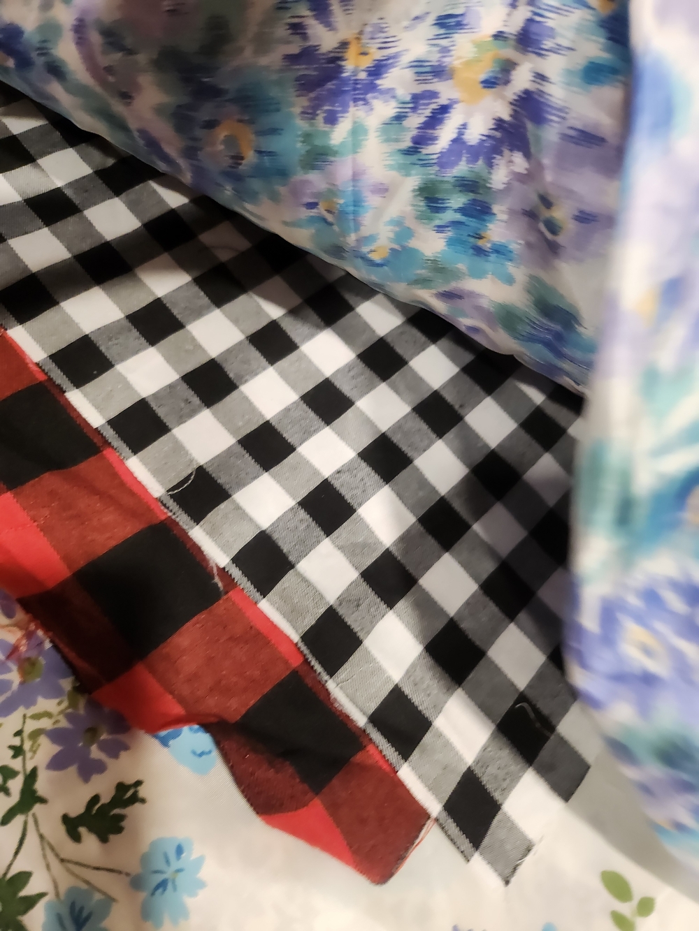 ONE Fabric Fat Quarter 18x21 (choose from pile) - Picture 11 of 14